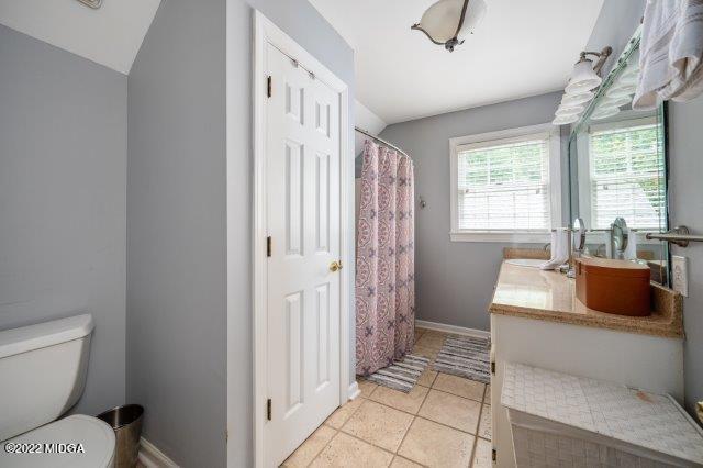 7959 Whittle Road Macon, GA 31220 - Photo 44 of 49 a spacious bathroom with a toilet a sink and a bathtub