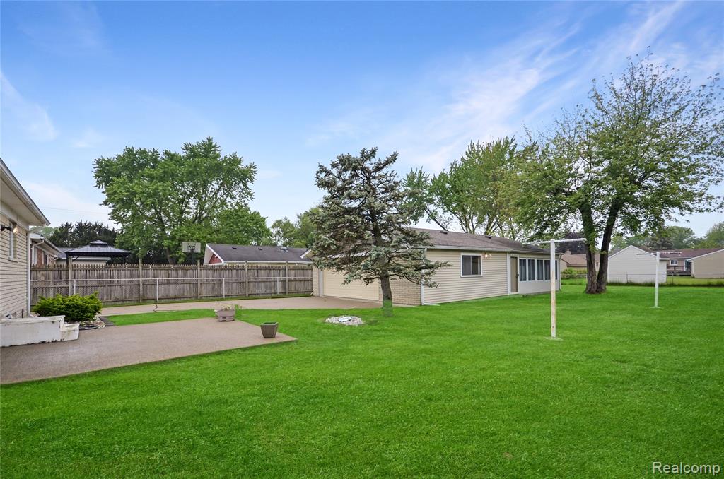 2103 Oakcrest Road Sterling Heights, MI 48310 - Photo 26 of 31