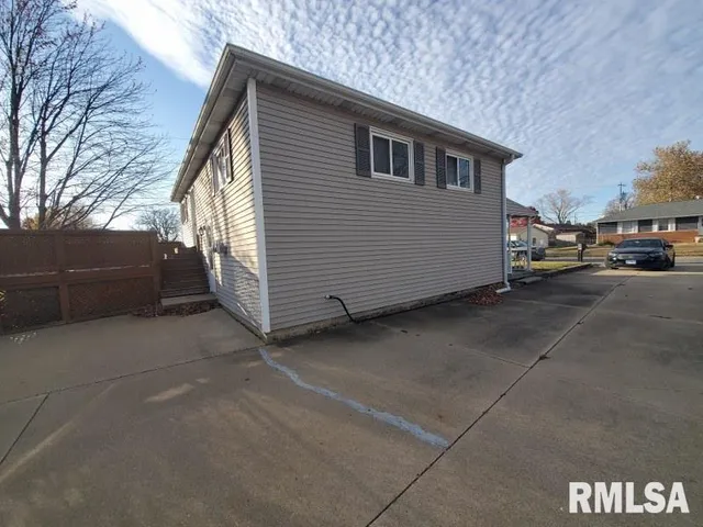 $102,000 | 1700 Robin Court, Galesburg, IL 61401