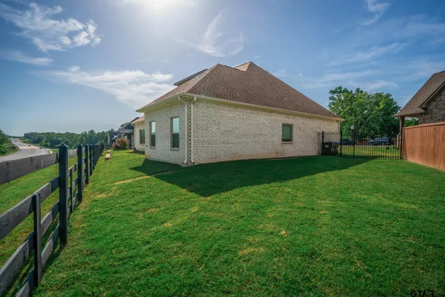 a view of an house with backyard and garden