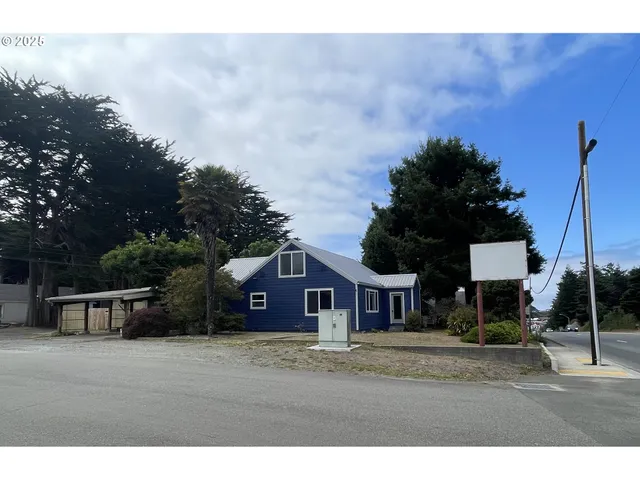 a view of a room with a roof