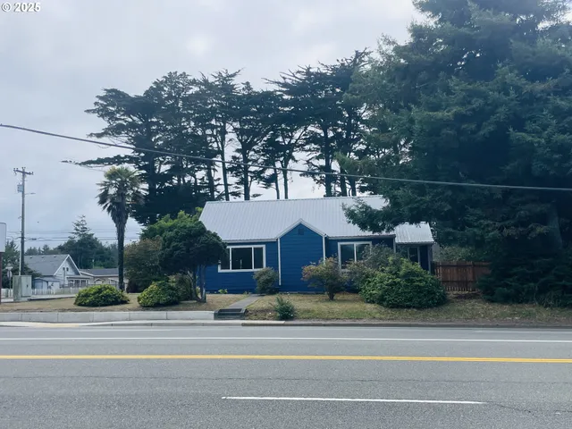 $525,000 | 890 2nd Street Southeast, Bandon, OR 97411