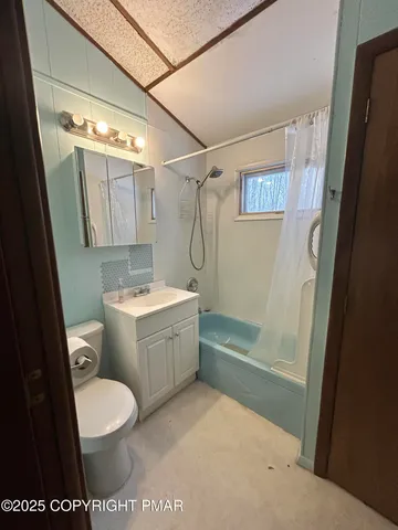 a view of livingroom with furniture