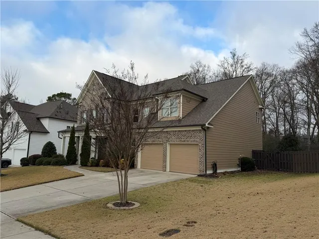a view of a house with a yard