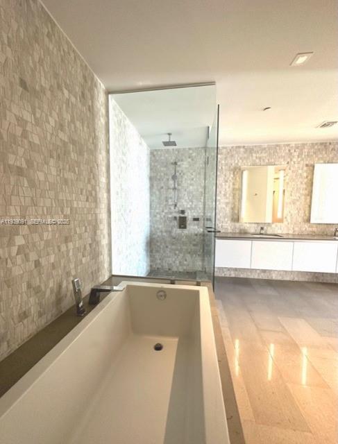 68 Southeast 6th Street, Unit 2507 Miami, FL 33131 - Photo 14 of 47 Master Bathroom