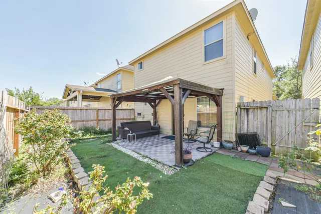 a view of a house with backyard and a garden