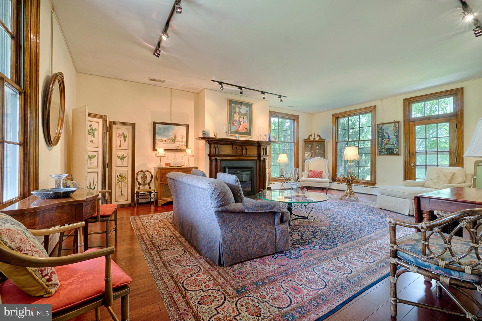 42476 Whites Ferry Road Leesburg, VA 20176 - Photo 7 of 29 Living Room