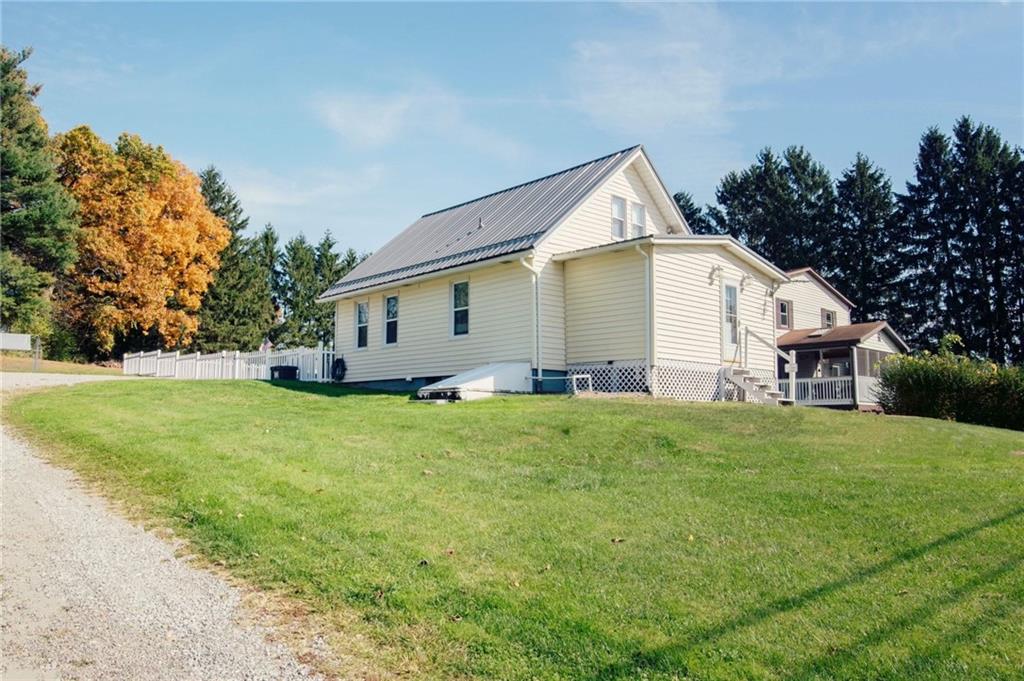 a view of a house with backyard