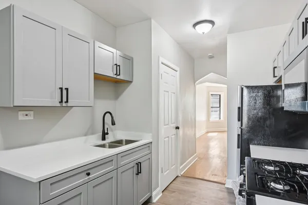 $1,350 | 2444 East 78th Street, Unit 3, Chicago, IL 60649