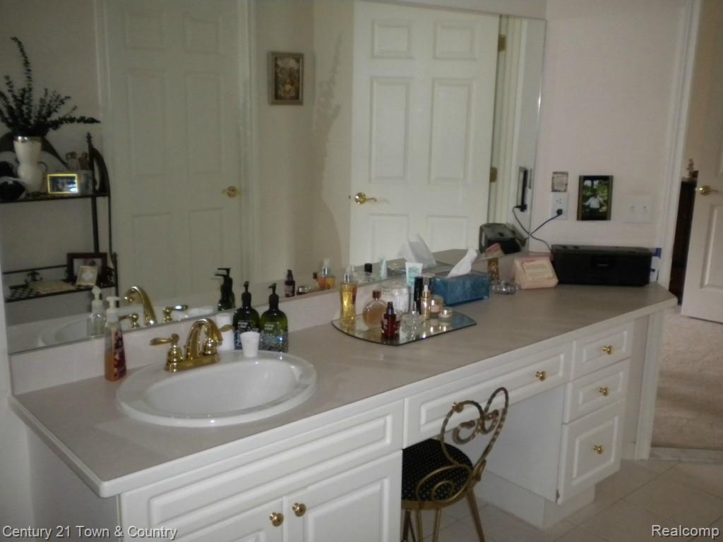 5873 Kingspointe Drive Rochester, MI 48306 - Photo 53 of 66 Master Bath 4.jpg