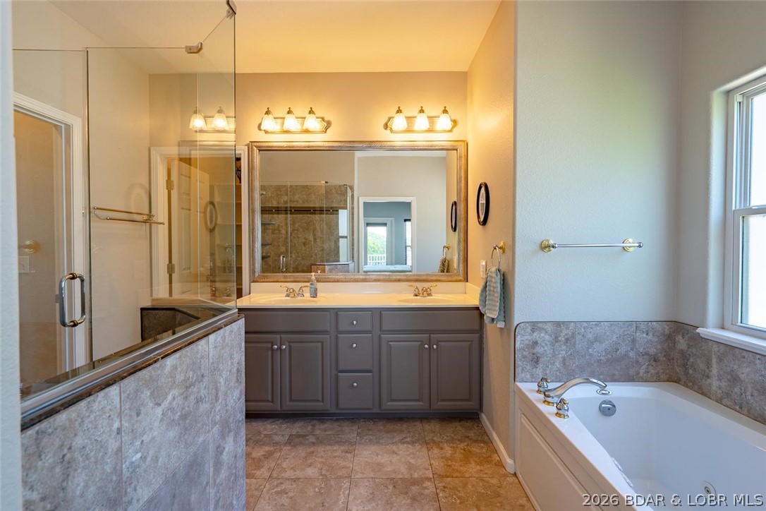 150 Cub Cove Point Camdenton, MO 65020 - Photo 26 of 89 Main level suite bath w/jetted tub, dual vanity an