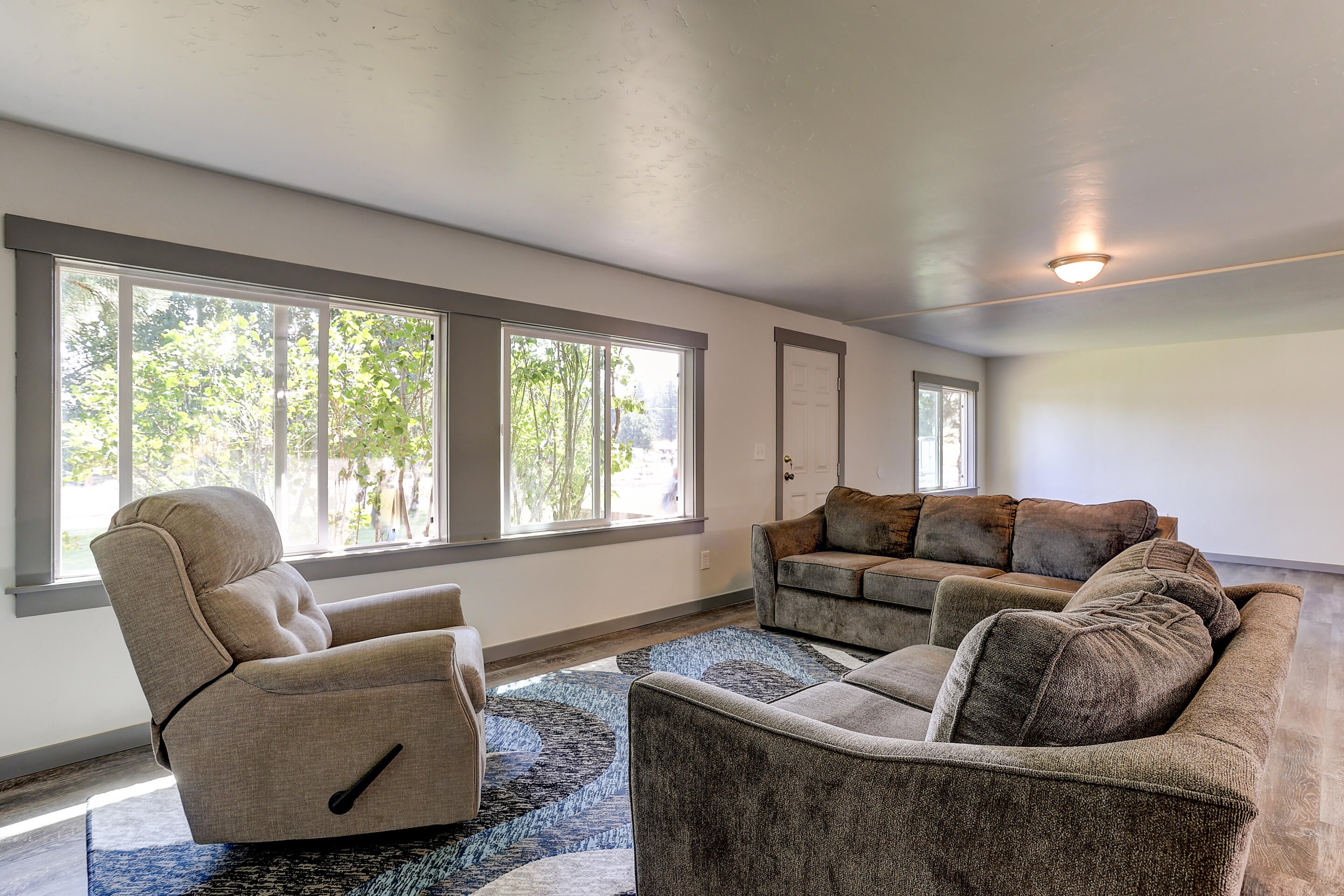 19239 Shoshone Road Bend, OR 97702 - Photo 4 of 39 Living Room Main Home