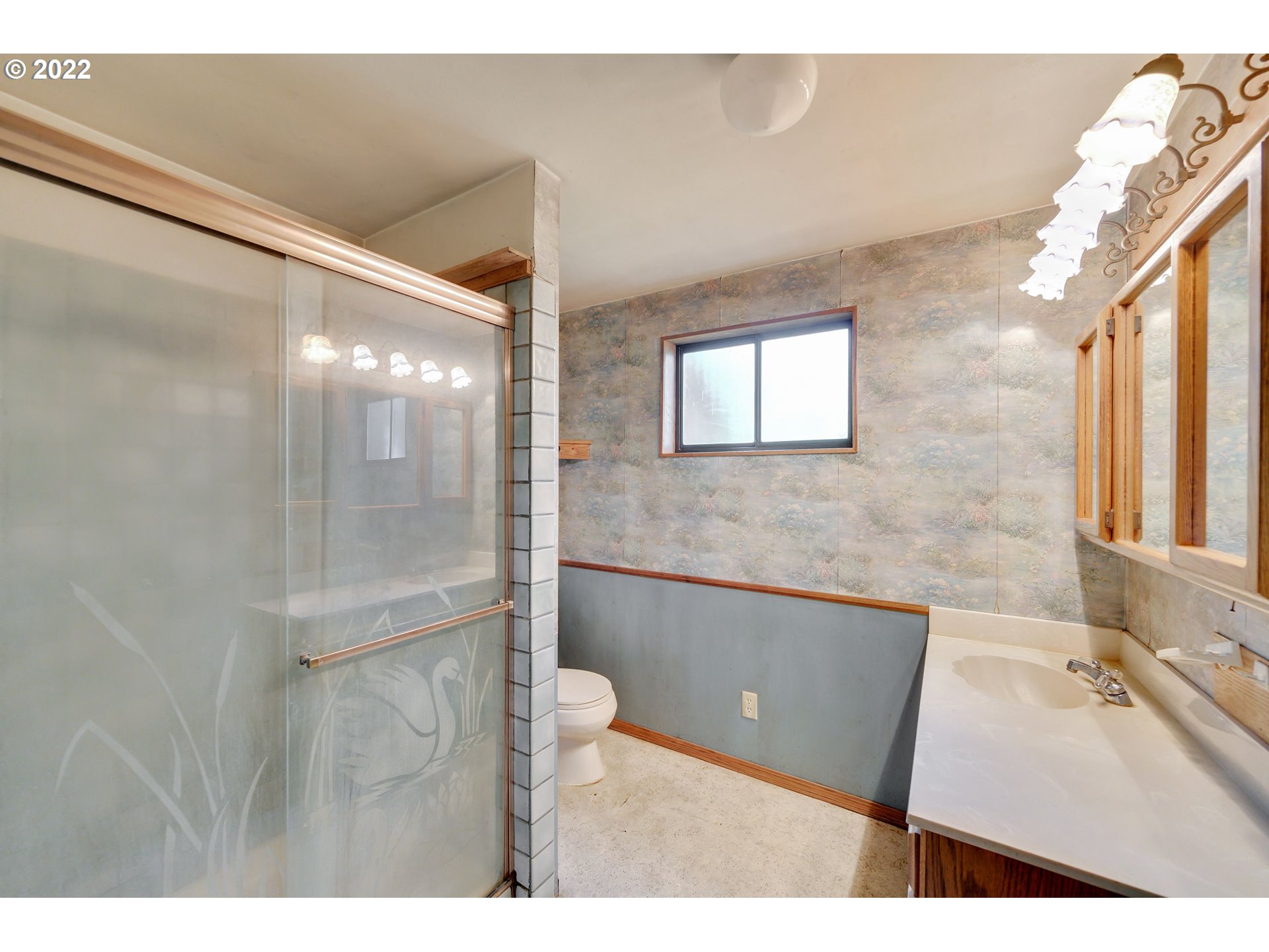 30665 South Partridge Road Colton, OR 97017 - Photo 12 of 20 a bathroom with a sink mirror and a bathtub