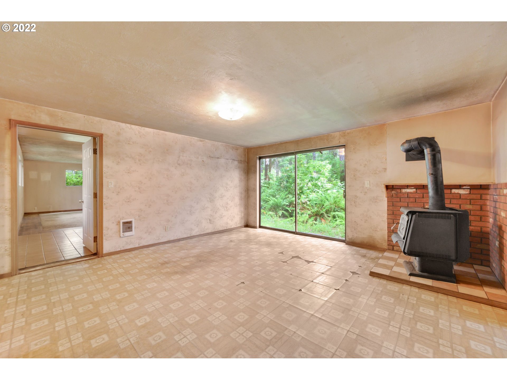 30665 South Partridge Road Colton, OR 97017 - Photo 4 of 20 a view of an empty room with a window