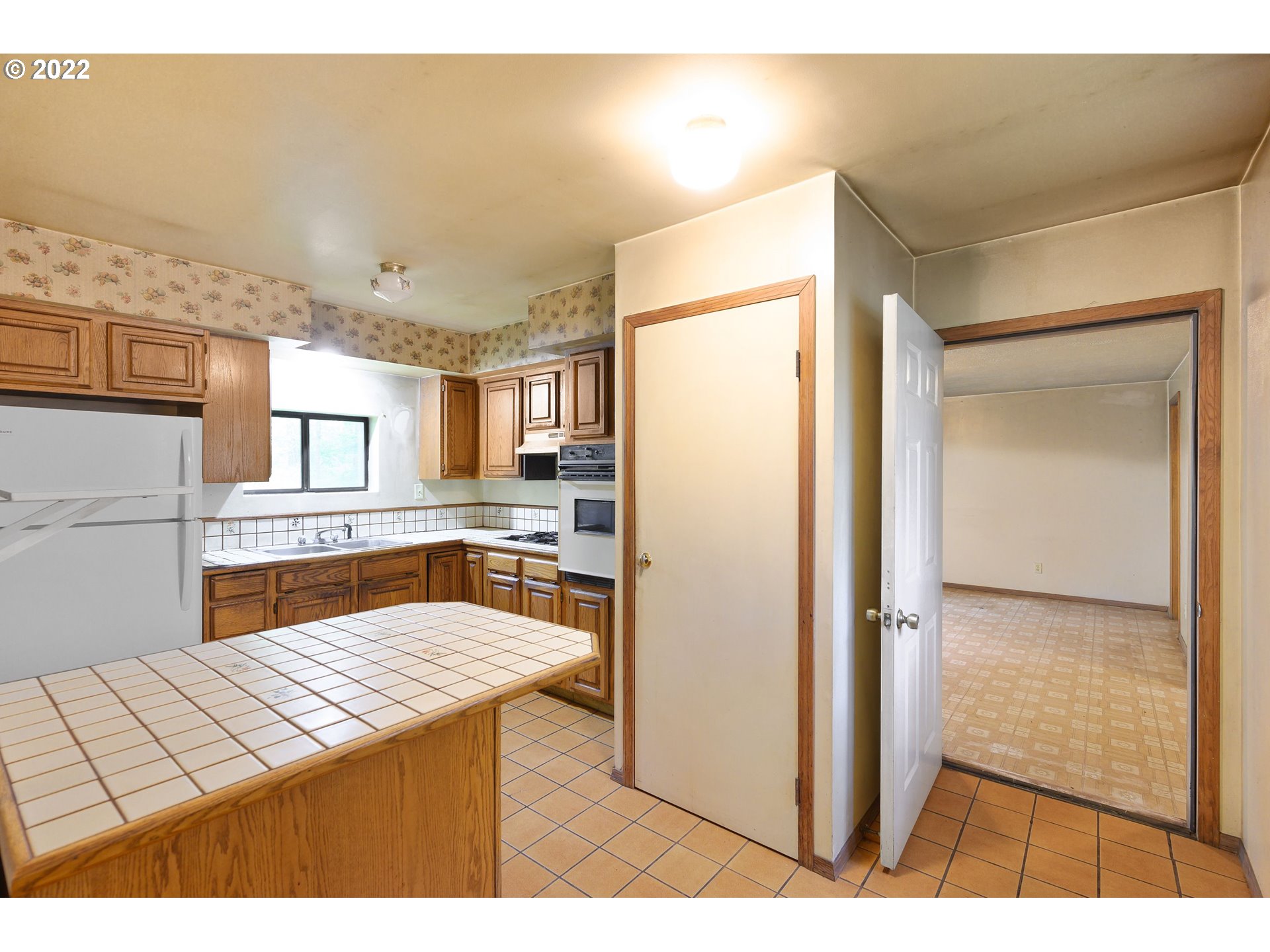 30665 South Partridge Road Colton, OR 97017 - Photo 5 of 20 a kitchen view with granite countertop a refrigerator and a stove top oven