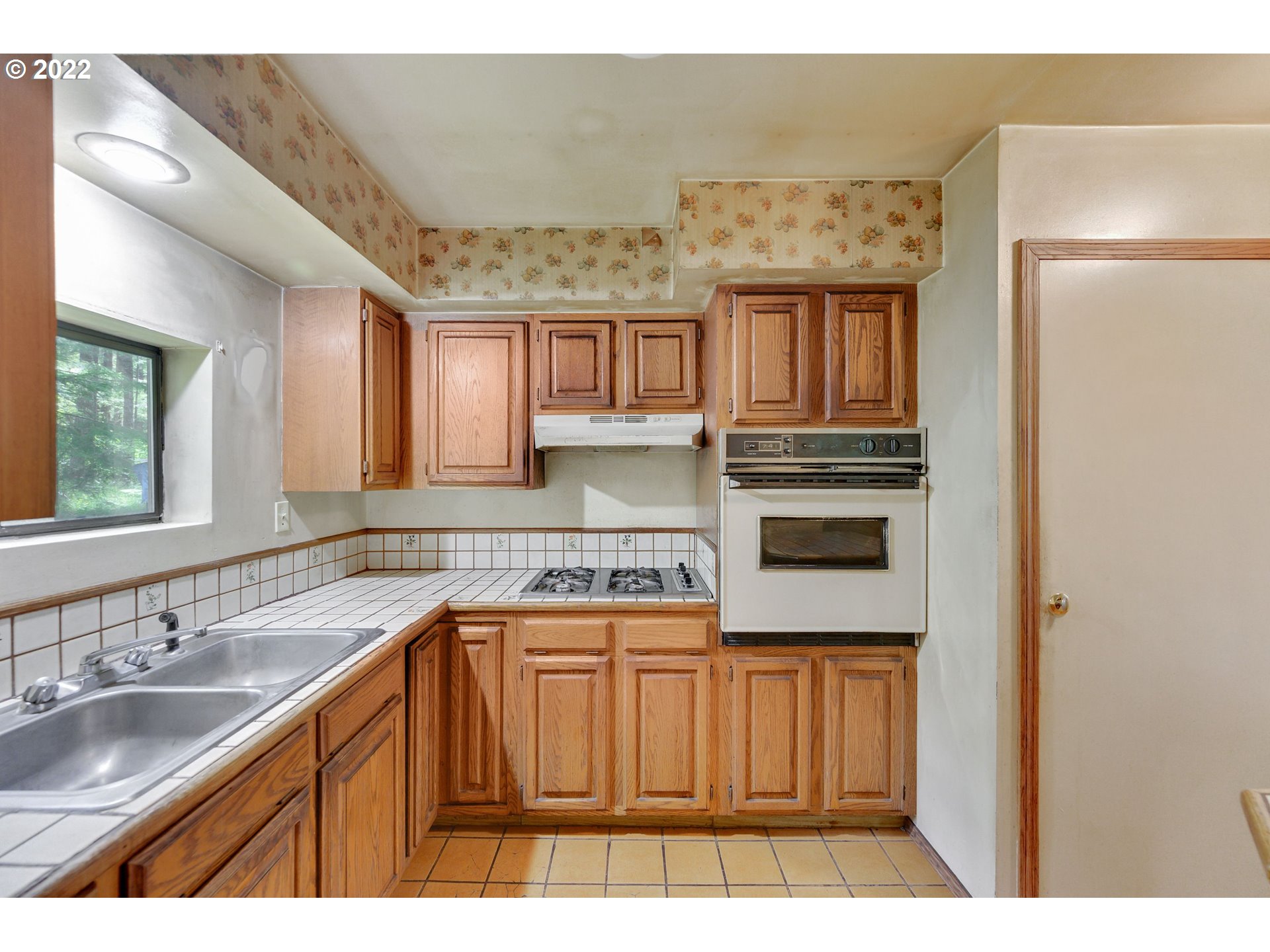 30665 South Partridge Road Colton, OR 97017 - Photo 7 of 20 a kitchen with kitchen island granite countertop a sink stove and refrigerator