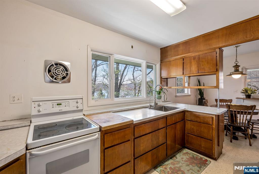 27 Middle Road Bloomingdale, NJ 07420 - Photo 13 of 48