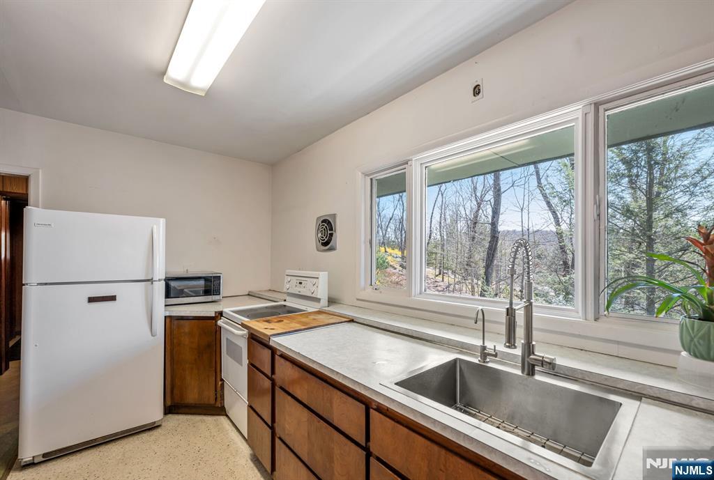 27 Middle Road Bloomingdale, NJ 07420 - Photo 14 of 48