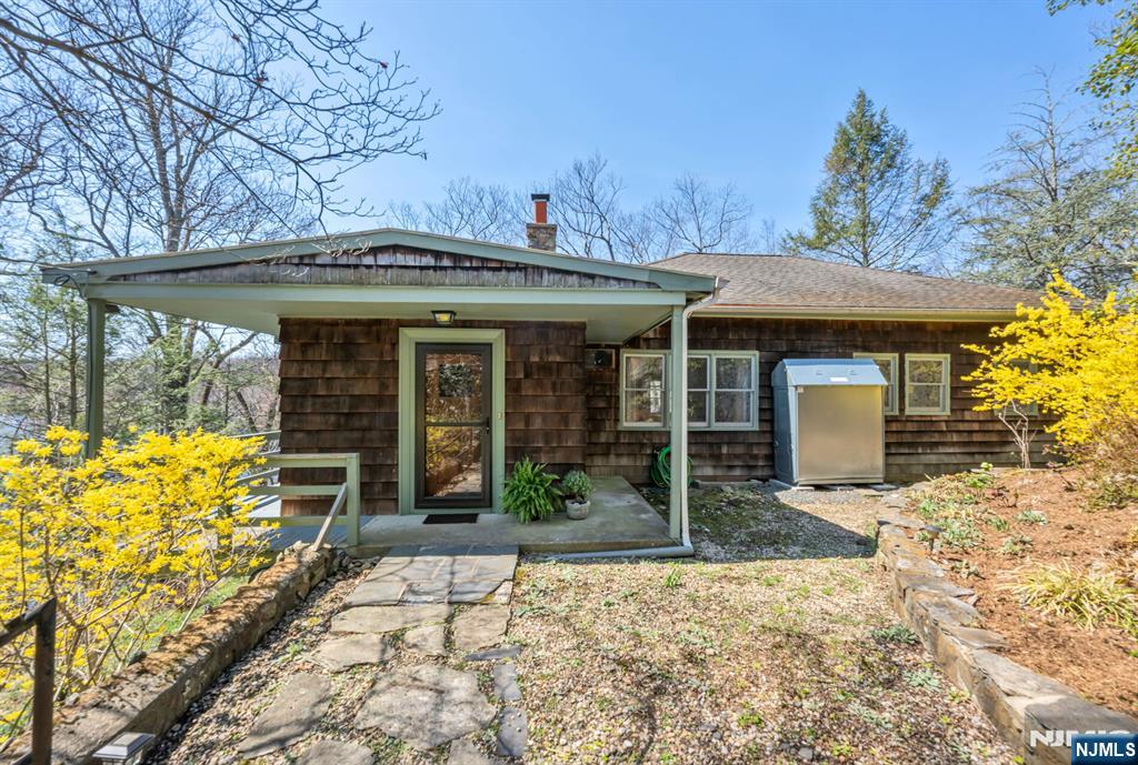 27 Middle Road Bloomingdale, NJ 07420 - Photo 2 of 48