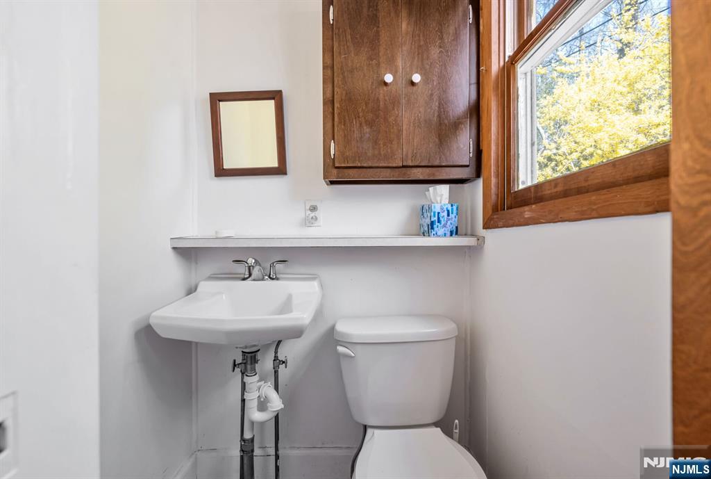 27 Middle Road Bloomingdale, NJ 07420 - Photo 21 of 48