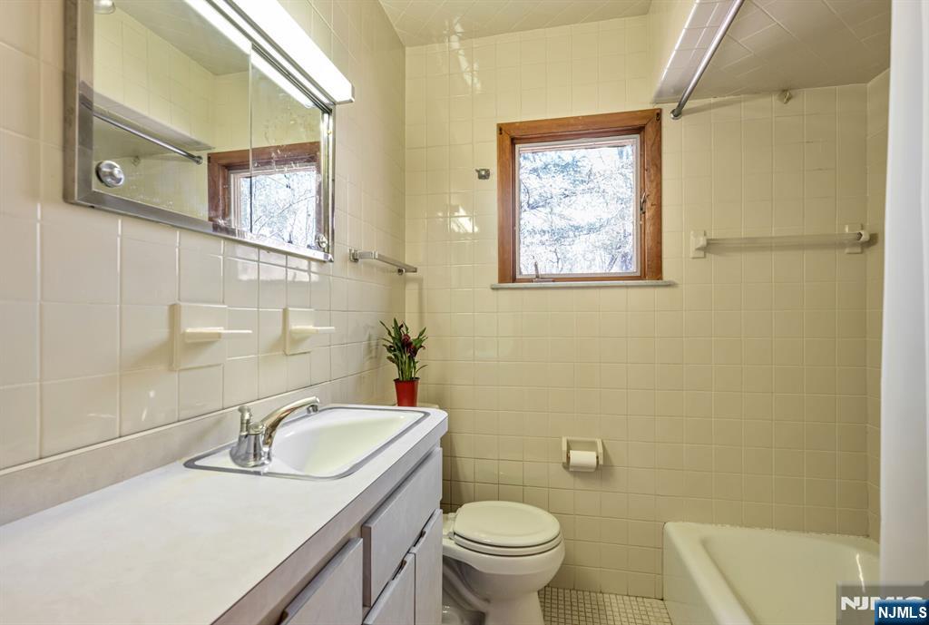 27 Middle Road Bloomingdale, NJ 07420 - Photo 22 of 48