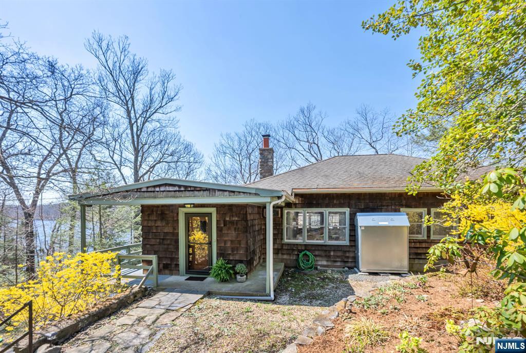 27 Middle Road Bloomingdale, NJ 07420 - Photo 3 of 48