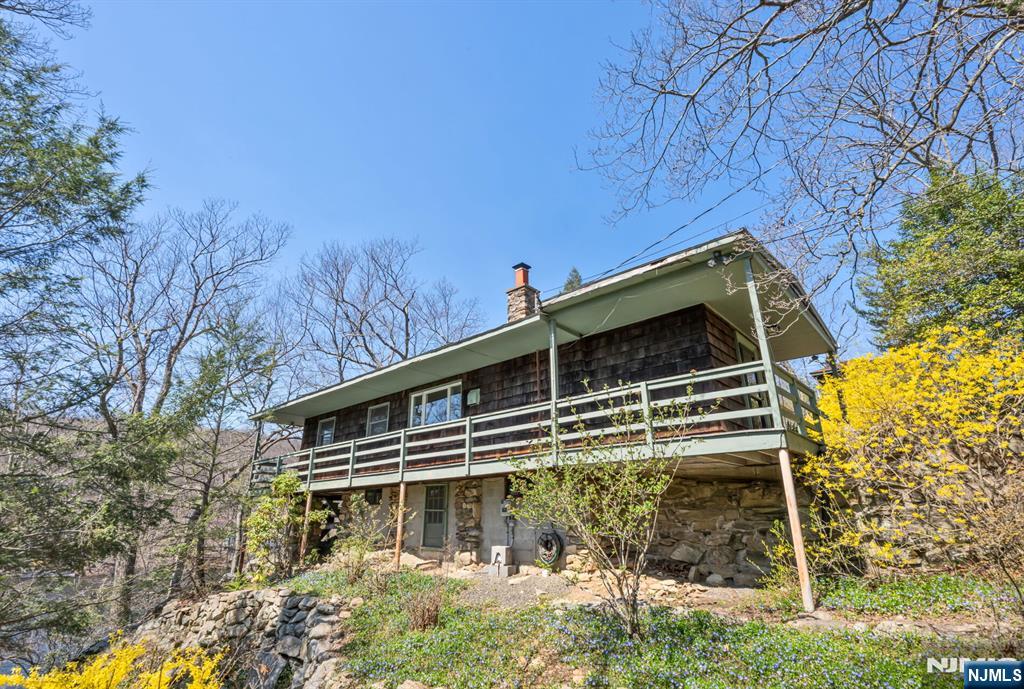 27 Middle Road Bloomingdale, NJ 07420 - Photo 32 of 48