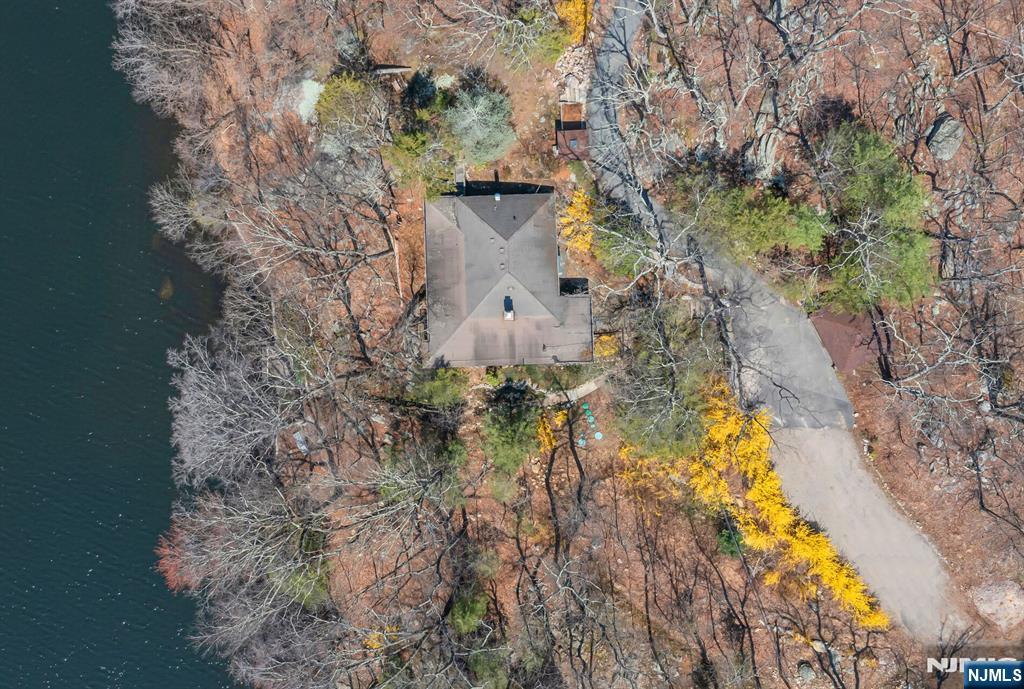 27 Middle Road Bloomingdale, NJ 07420 - Photo 38 of 48