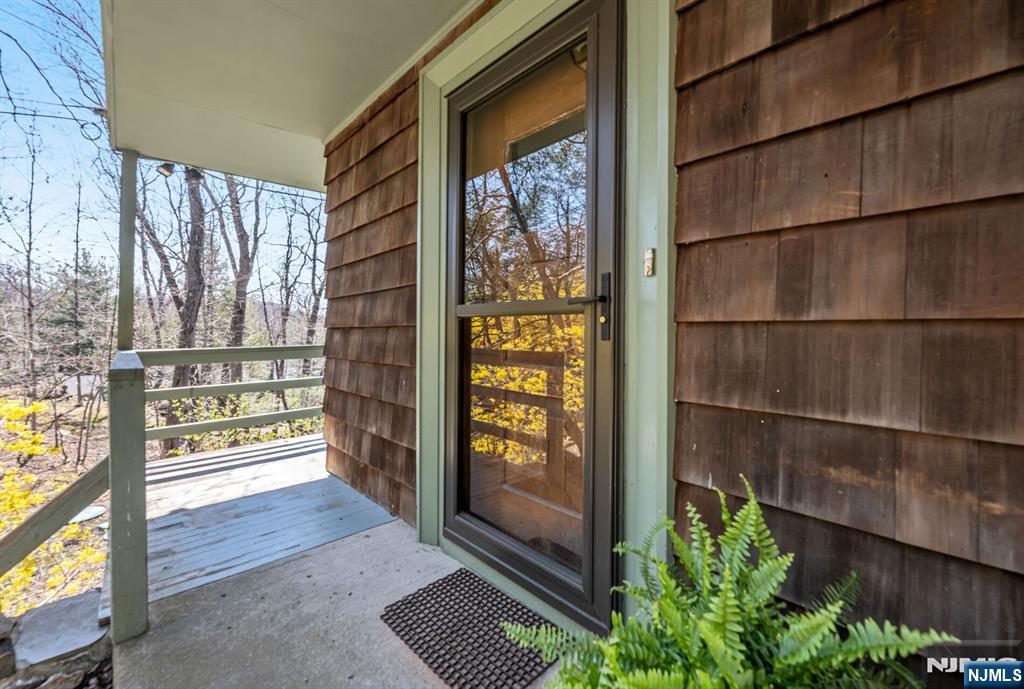 27 Middle Road Bloomingdale, NJ 07420 - Photo 4 of 48