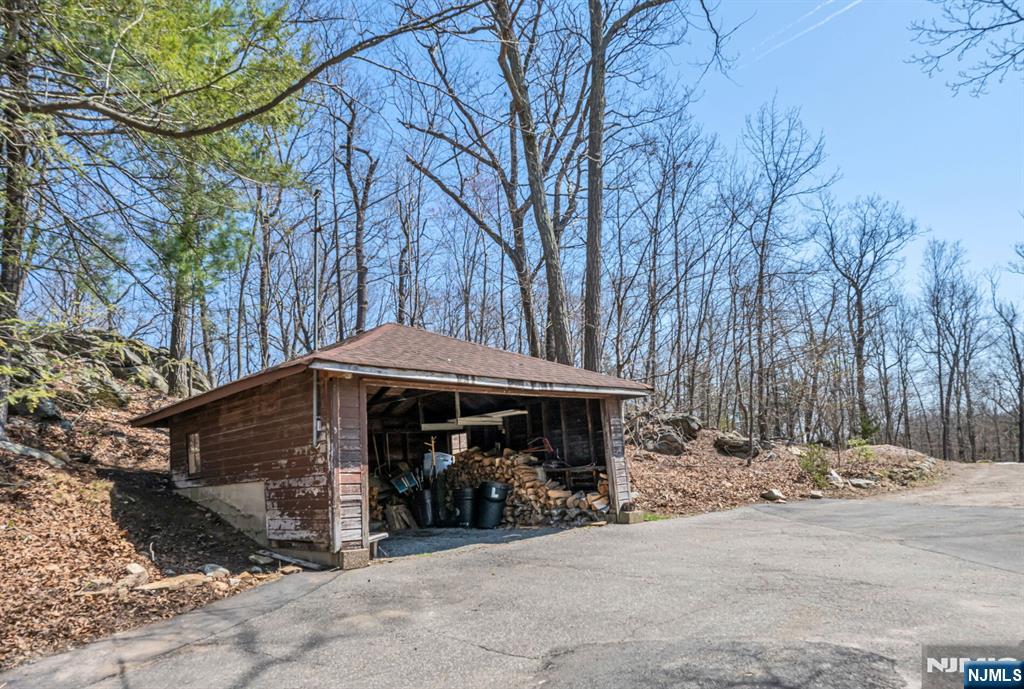 27 Middle Road Bloomingdale, NJ 07420 - Photo 46 of 48