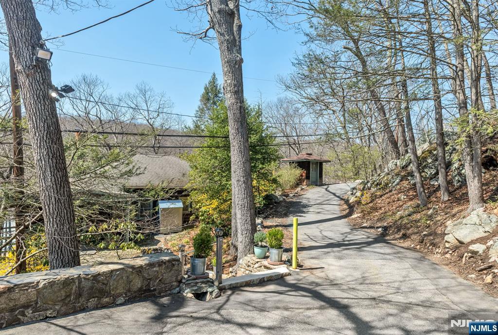 27 Middle Road Bloomingdale, NJ 07420 - Photo 47 of 48