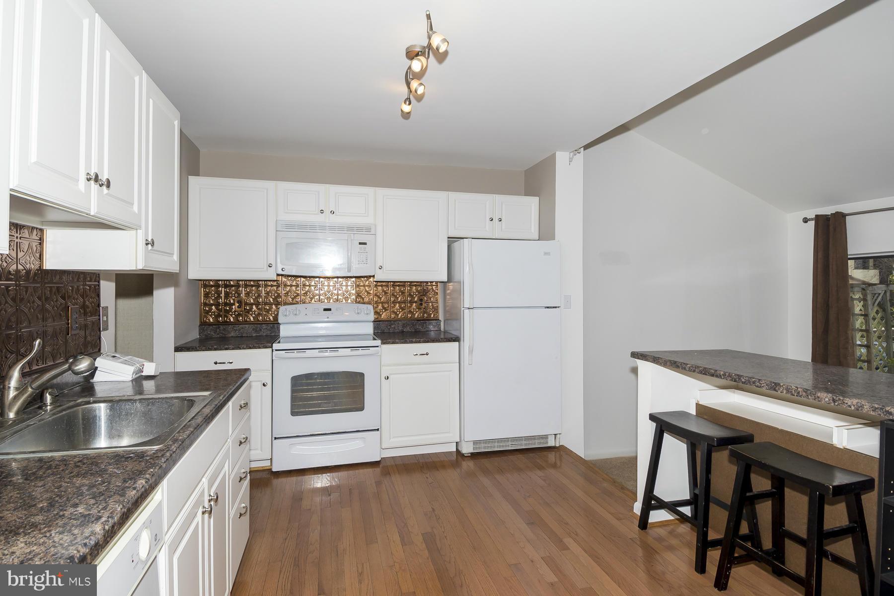 5611 Vantage Point Road Columbia, MD 21044 - Photo 2 of 28 Family room and breakfast bar to the right
