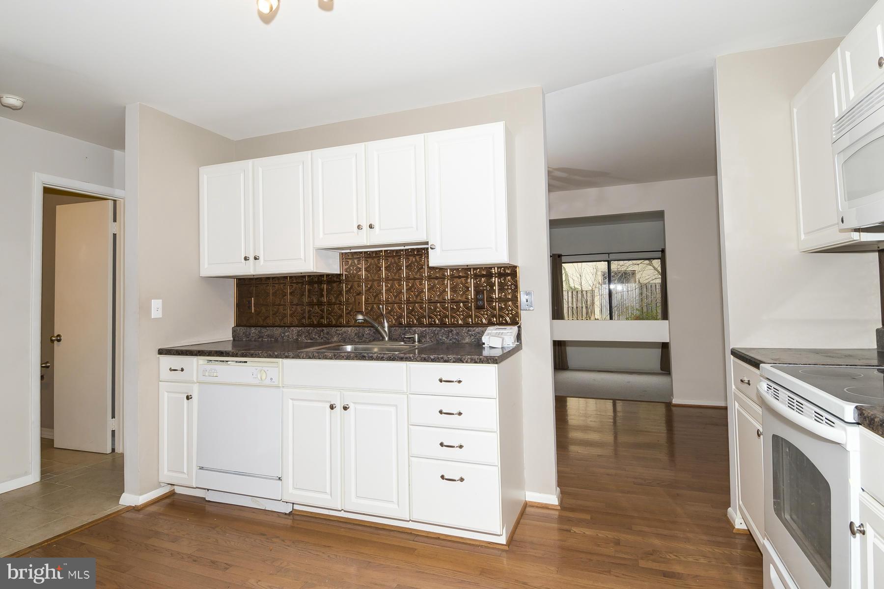 5611 Vantage Point Road Columbia, MD 21044 - Photo 3 of 28 Kitchen looking into dining room and living room