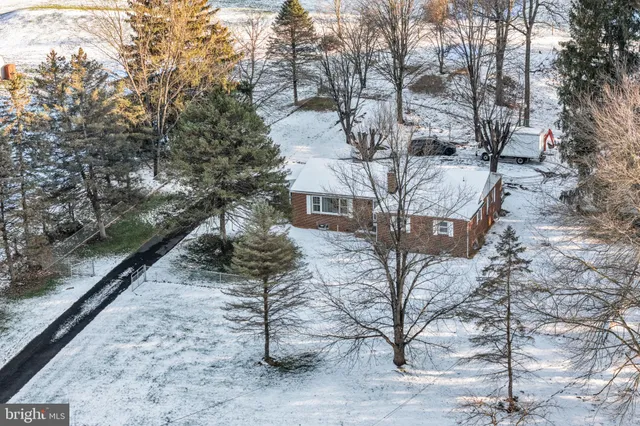 a view of a back yard of the house