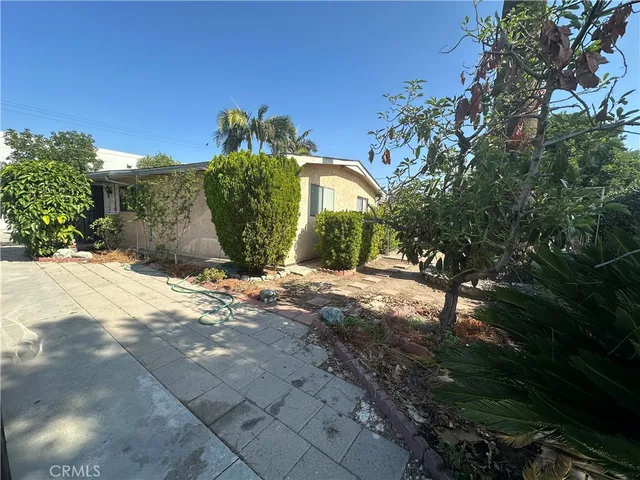 a view of a back yard