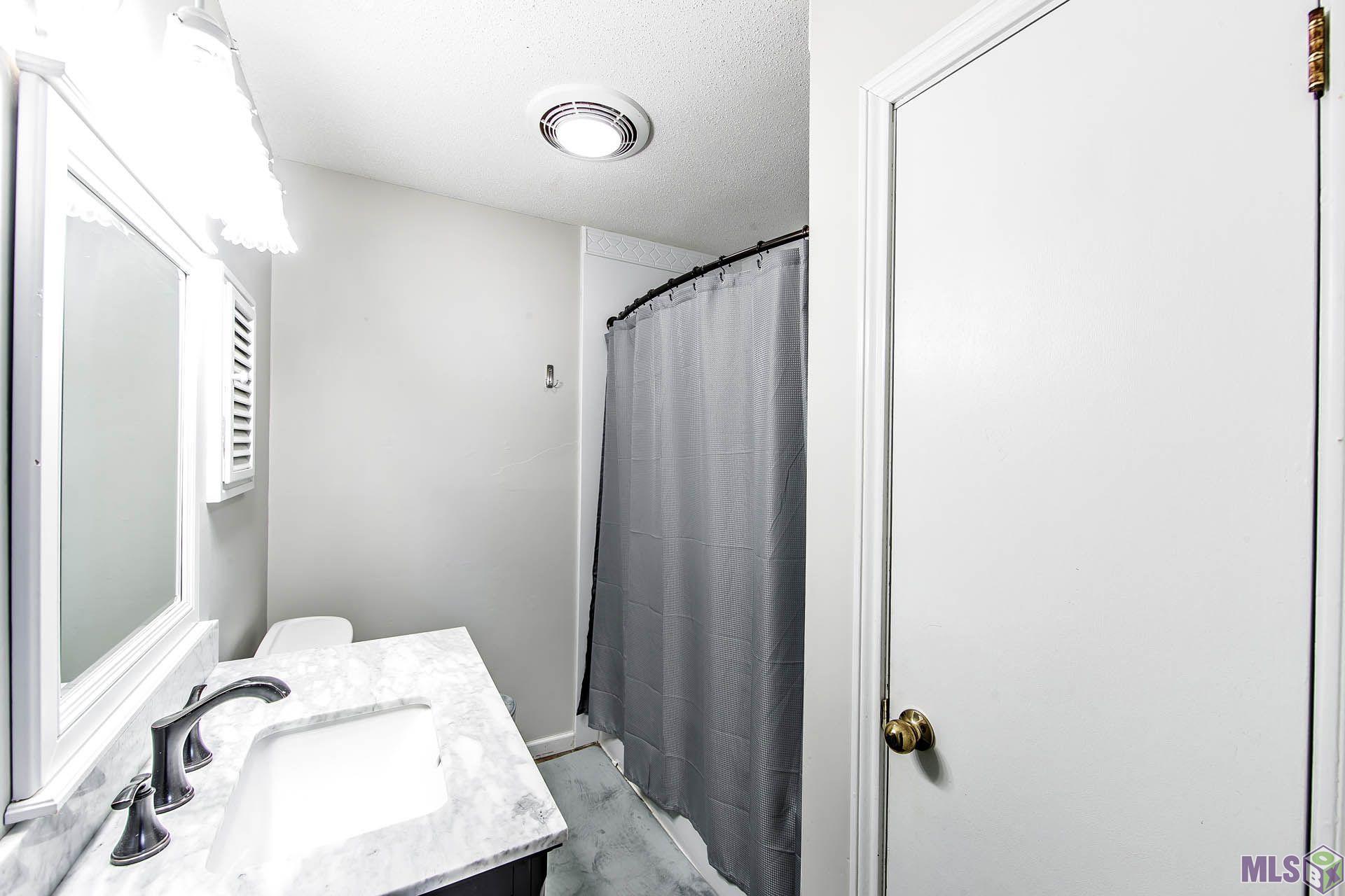 213 Hogan Street Berwick, LA 70342 - Photo 6 of 13 Primary bathroom