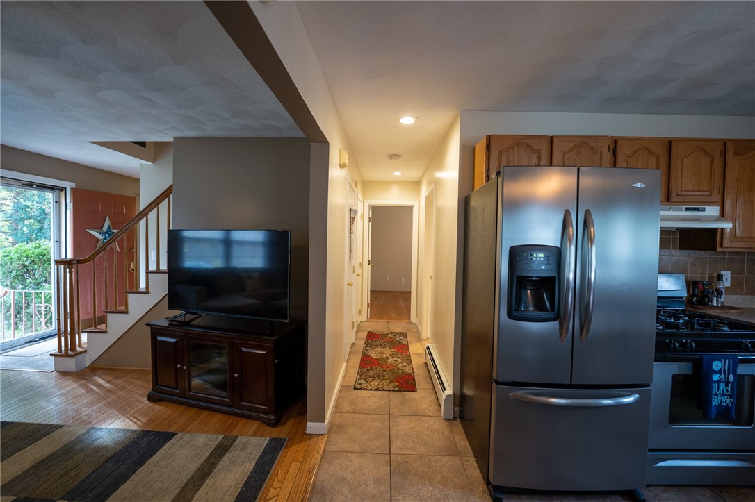27 Barnsdale Road Cranston, RI 02910 - Photo 8 of 19