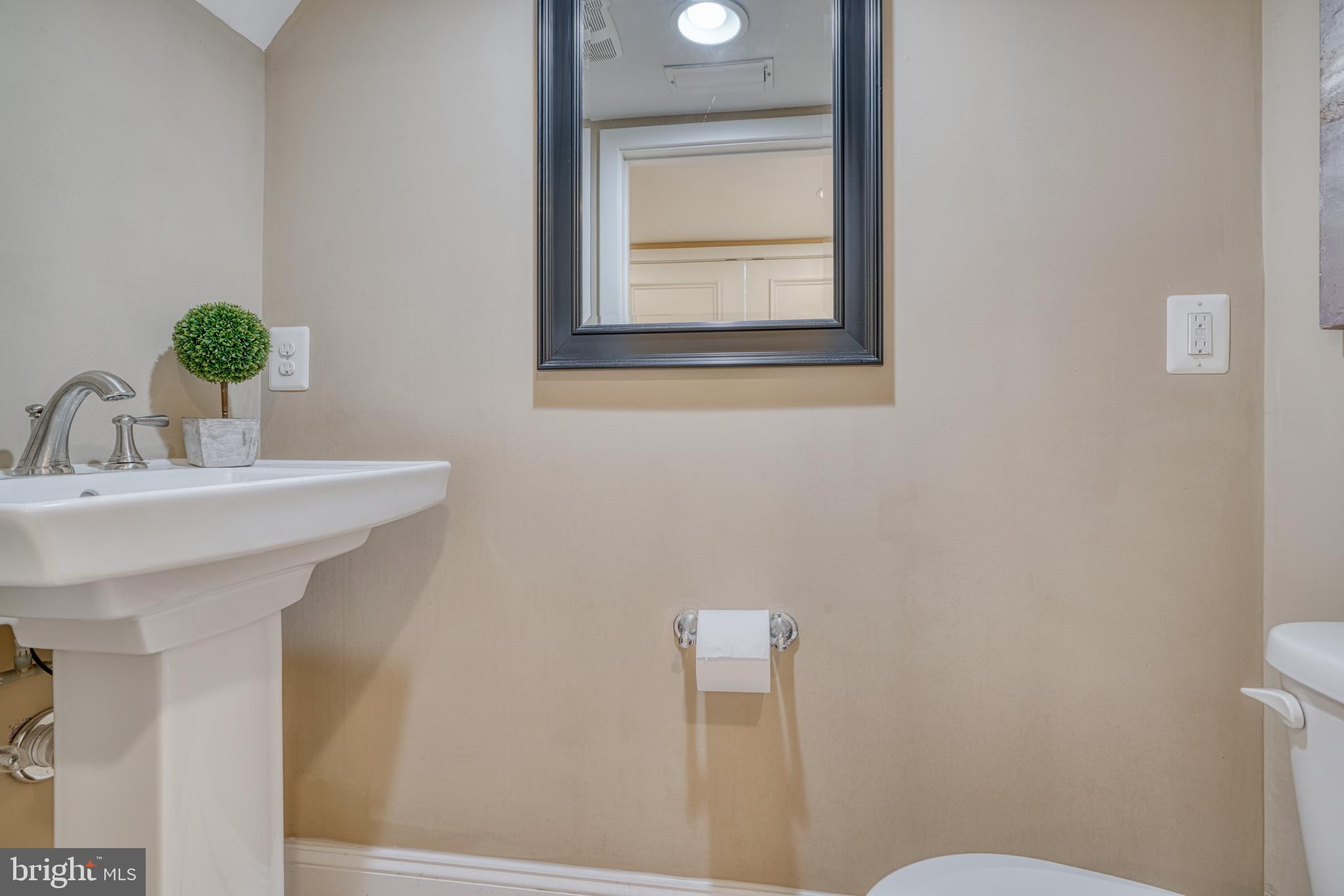342 South Clinton Street Baltimore, MD 21224 - Photo 31 of 44