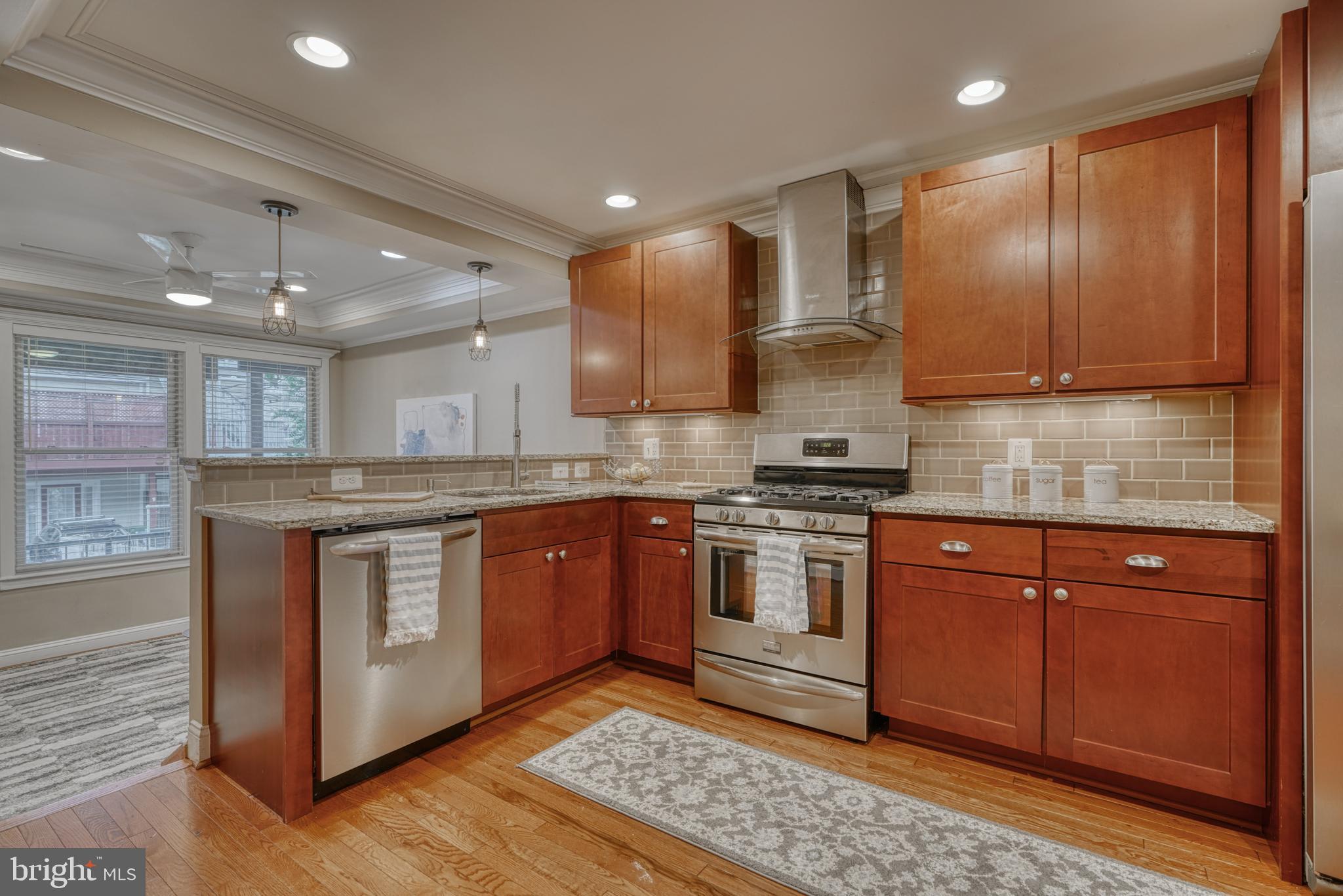 342 South Clinton Street Baltimore, MD 21224 - Photo 4 of 44
