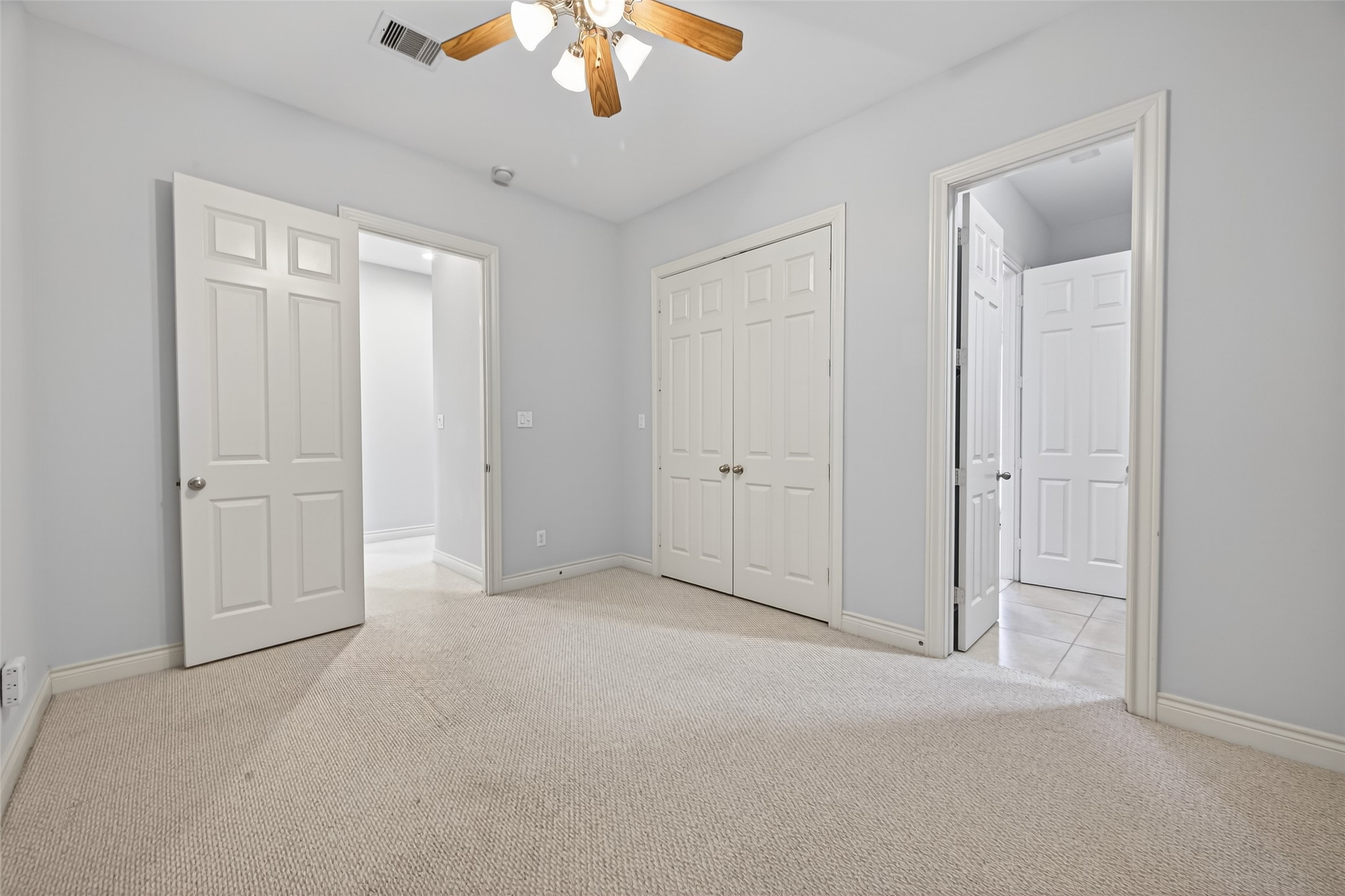1105 Wagner Street Houston, TX 77007 - Photo 15 of 27 an empty room with chandelier fan
