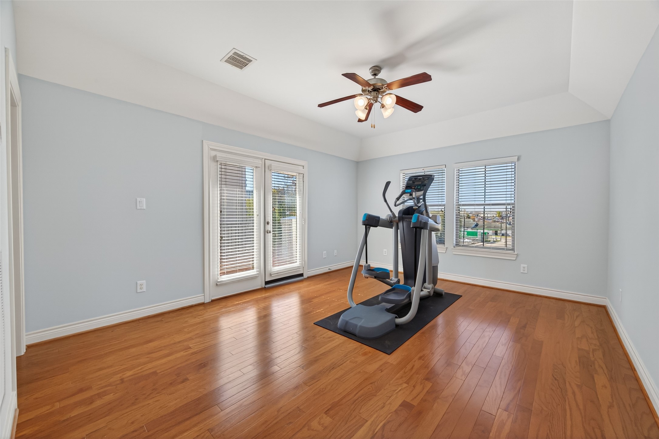 1105 Wagner Street Houston, TX 77007 - Photo 19 of 27 a view of a room with gym equipment