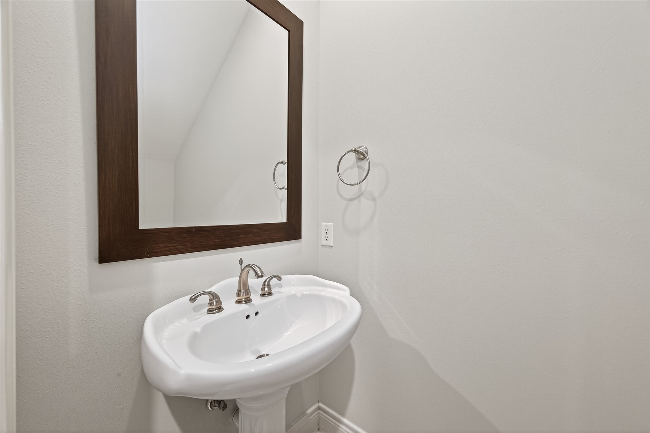 1105 Wagner Street Houston, TX 77007 - Photo 8 of 27 a bathroom with a sink and a mirror
