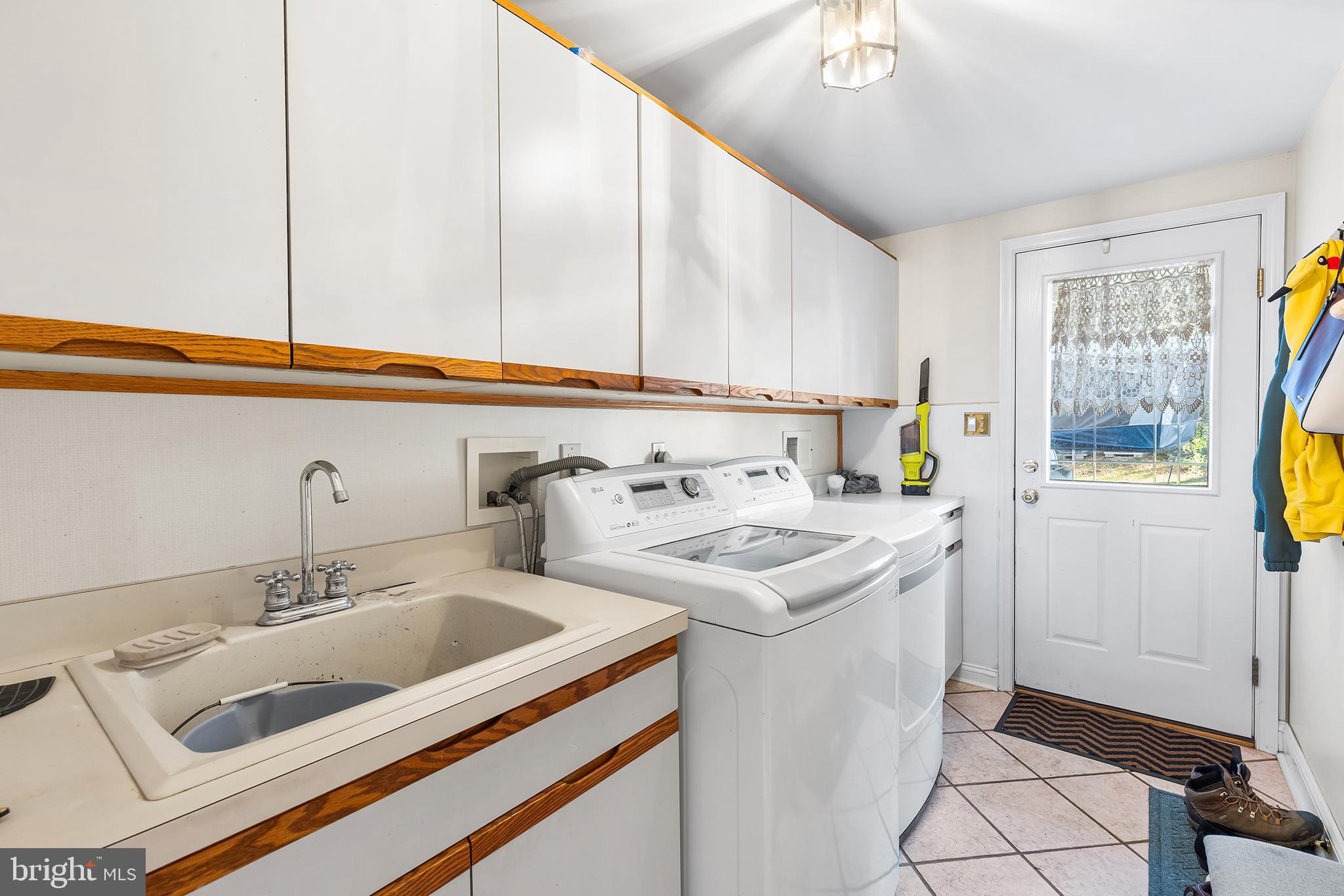 511 Faith Drive Norristown, PA 19403 - Photo 16 of 39 a utility room with dryer and washer