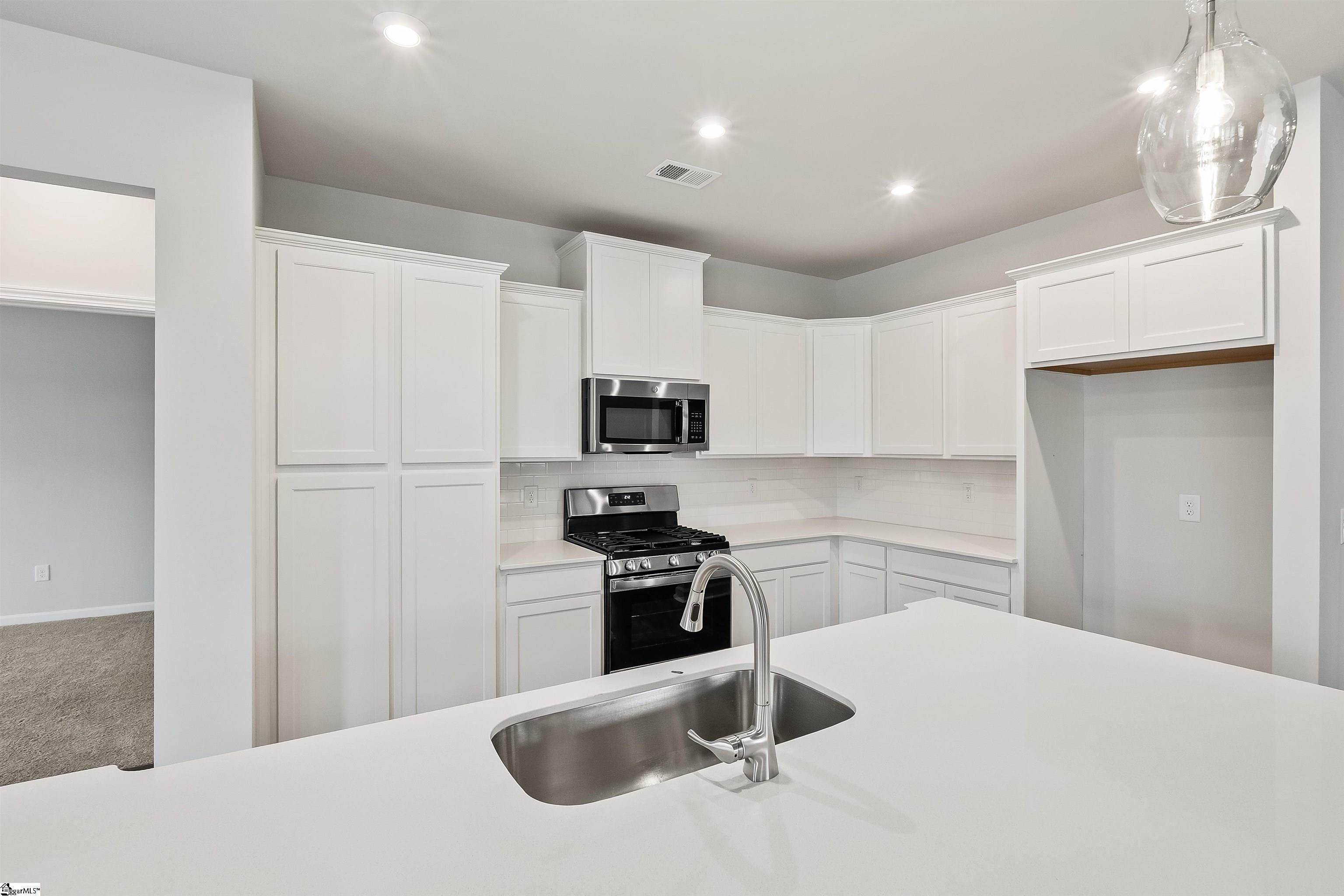 215 Poinsett Bridge Way Greenville, SC 29607 - Photo 9 of 32 Gallery Image 9