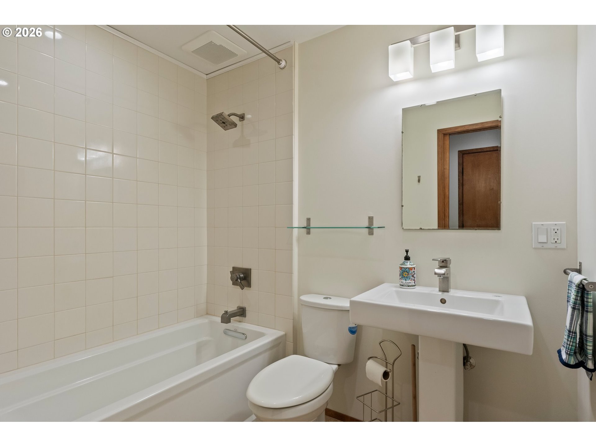 6415 Southwest Terwilliger Boulevard Portland, OR 97239 - Photo 19 of 48