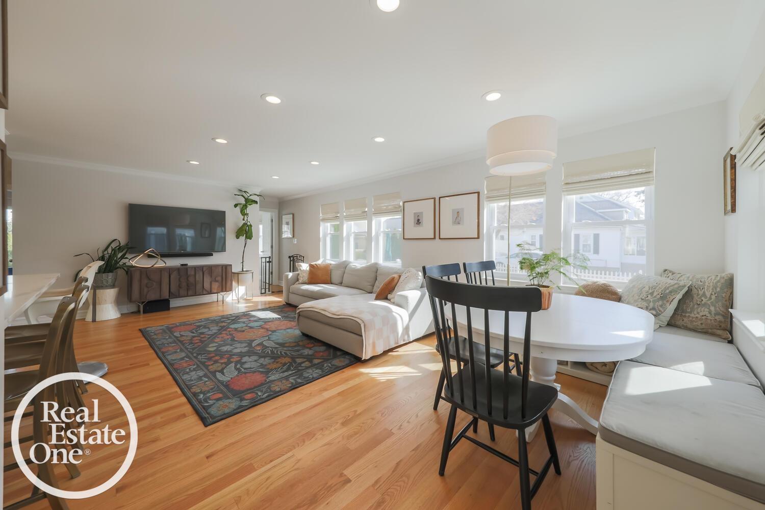 122 Muir Road Grosse Pointe, MI 48236 - Photo 4 of 28 50134887-f9e67e92-f242-4e05-996c-b0ee6be8ce80.JPG