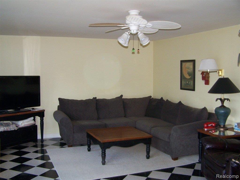11680 Milford Road Holly, MI 48442 - Photo 19 of 25 Family Room.JPG