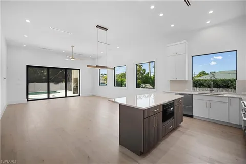 $1,899,000 | 786 107th Avenue North, Naples, FL 34108