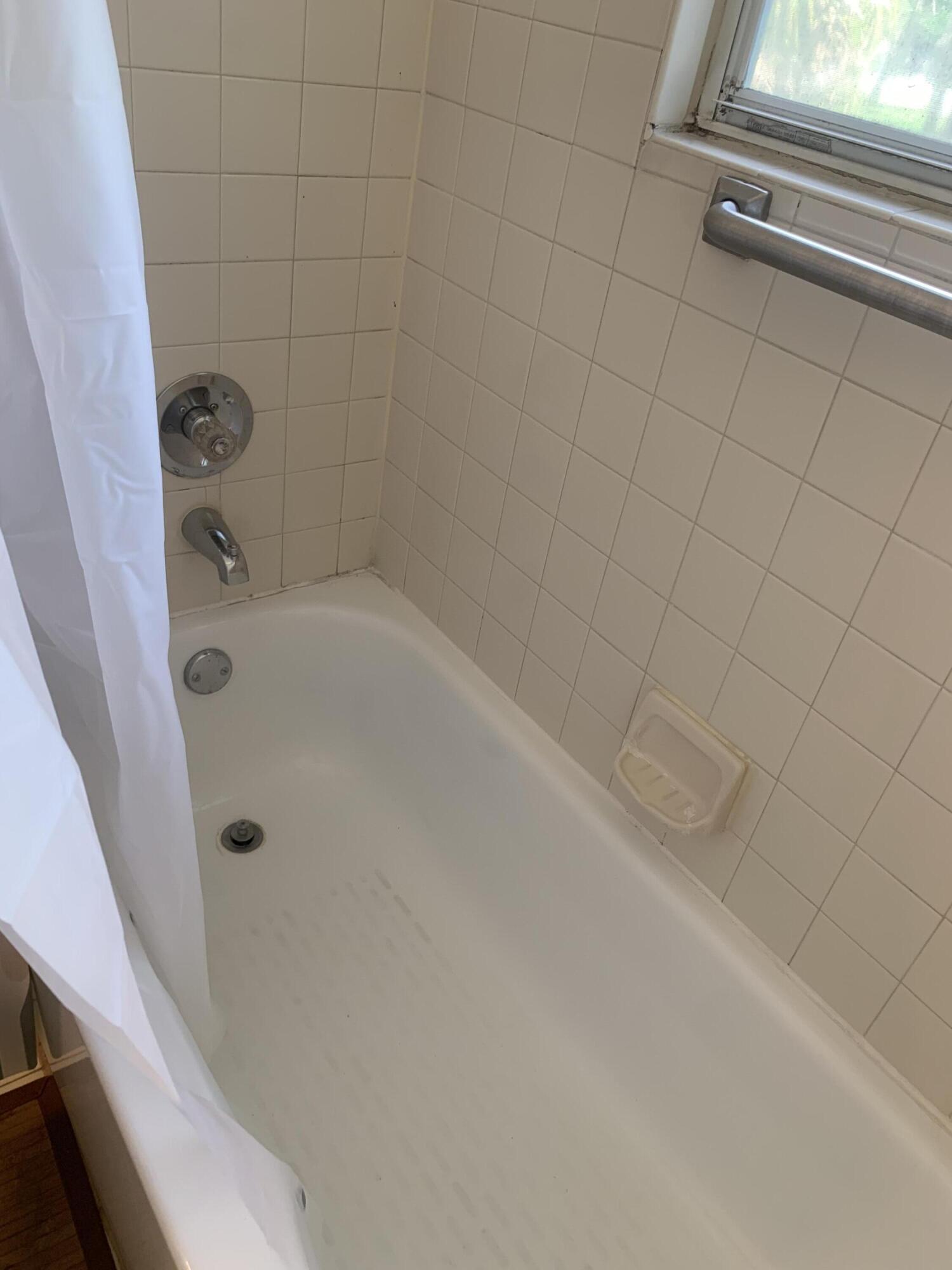 651 Lyons Road, Unit 10207 Coconut Creek, FL 33063 - Photo 28 of 38 Bathtub
