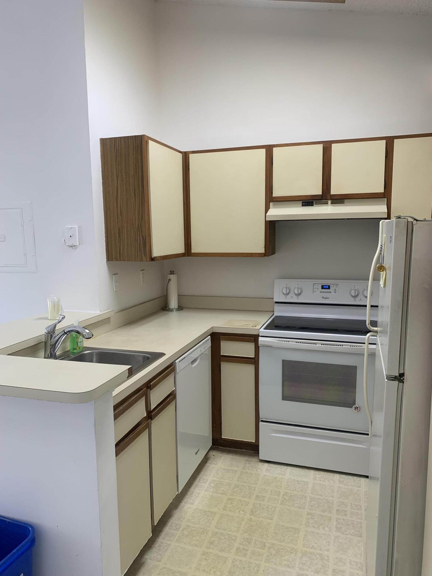 651 Lyons Road, Unit 10207 Coconut Creek, FL 33063 - Photo 9 of 38 Kitchen